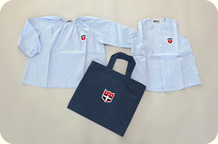 スモックと制かばん(0.1歳児)の写真