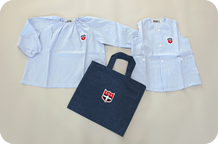 スモックと制かばんの写真